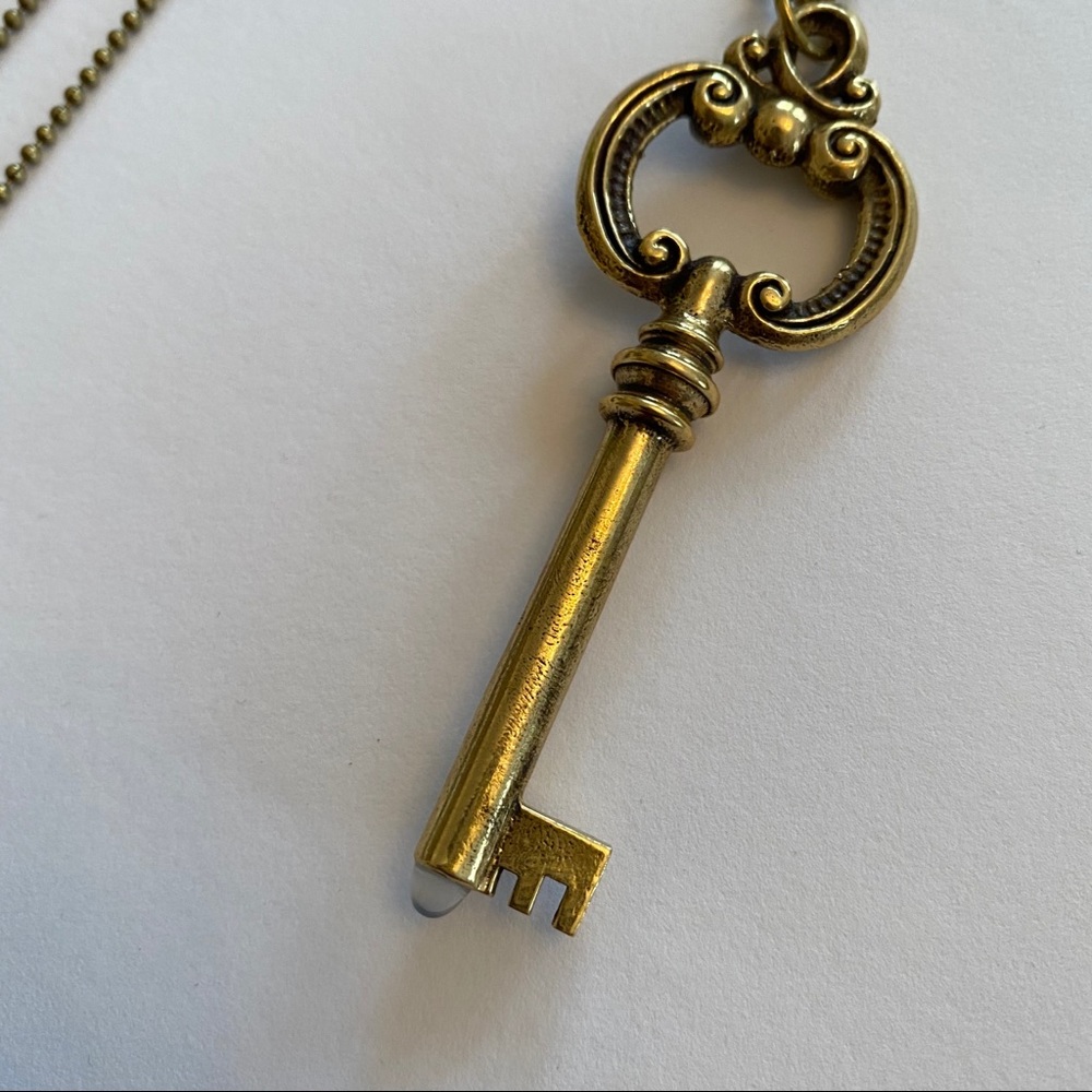 Antique brass key necklace with long chain - Picture 2 of 12